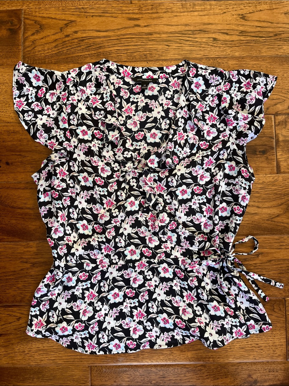 Banana Republic Ruffle Wrap Top in Floral Pattern, Size Medium